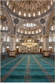 Cami harim bölümü ve ana ibadet alanı